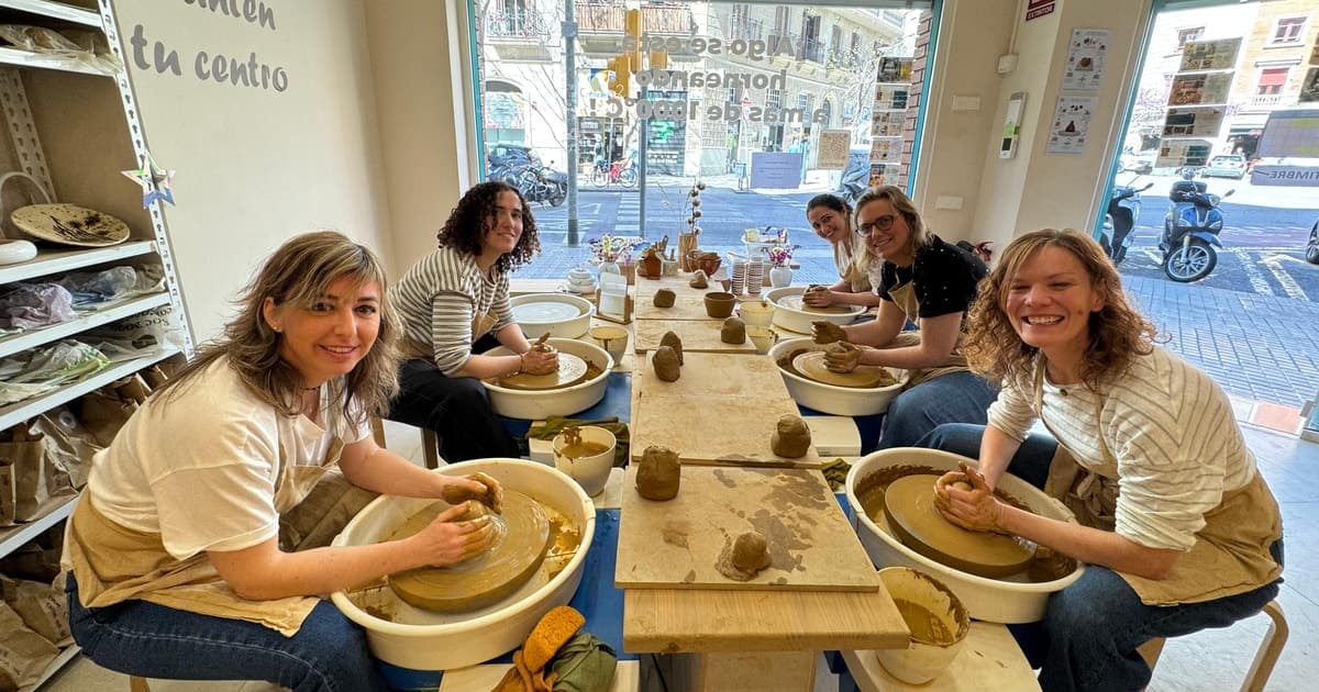 Barcelona: Taller de cerámica en torno alfarero – Crea 2 piezas