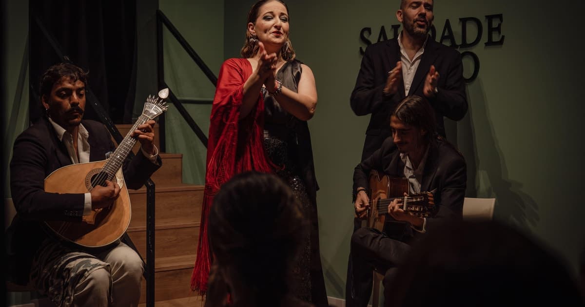 Lisbon: Fado Show with Quinta do Gradil Wine in Baixa-Chiado