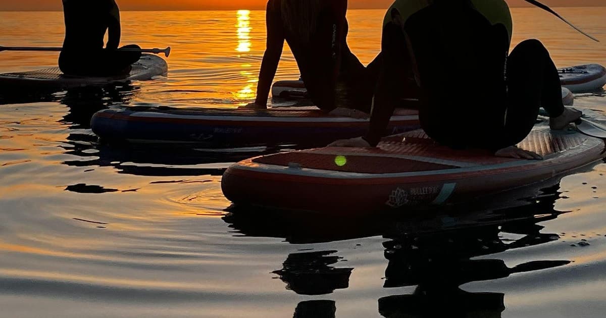 Alquiler de tabla de surf de remo al amanecer en Barcelona