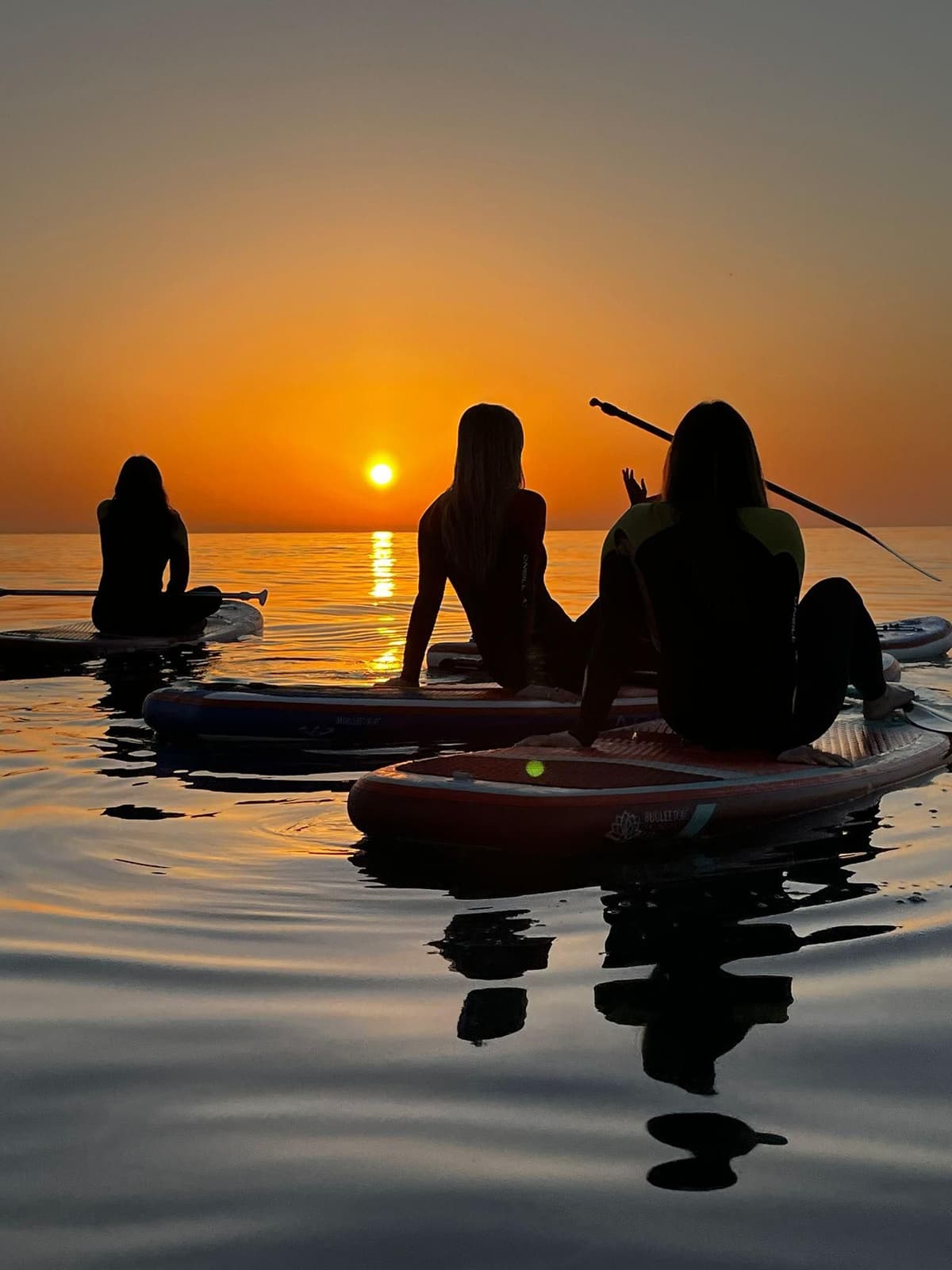 Alquiler de tabla de surf de remo al amanecer en Barcelona