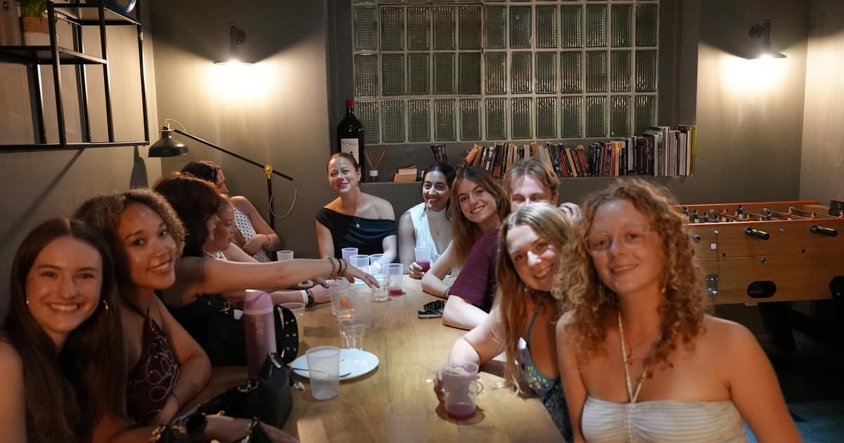 Barcelona: tour de bares n.º 1 con karaoke y entrada a una discoteca de playa