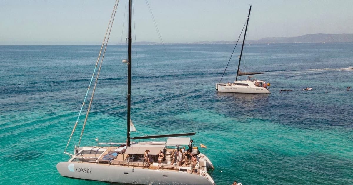 Tour en catamarán de lujo en Palma con comida y tablas de «paddle surf»
