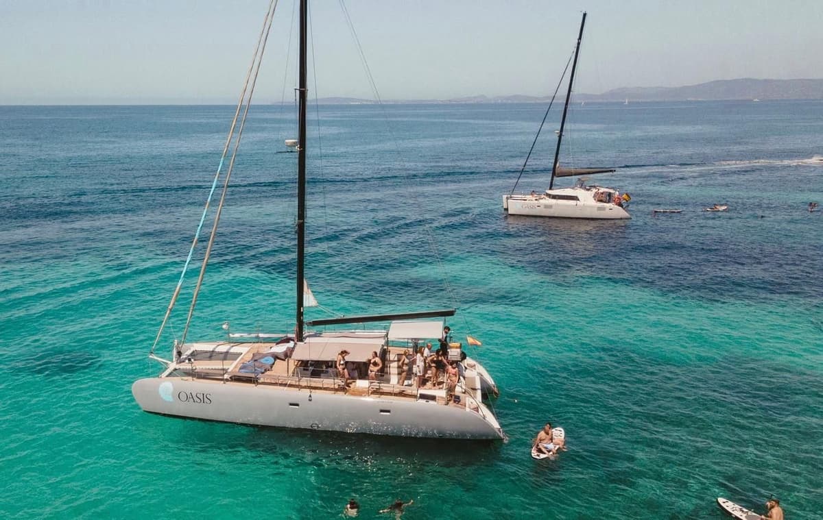 Paseo en catamarán de lujo en Palma con barbacoa y tablas de «paddle surf»