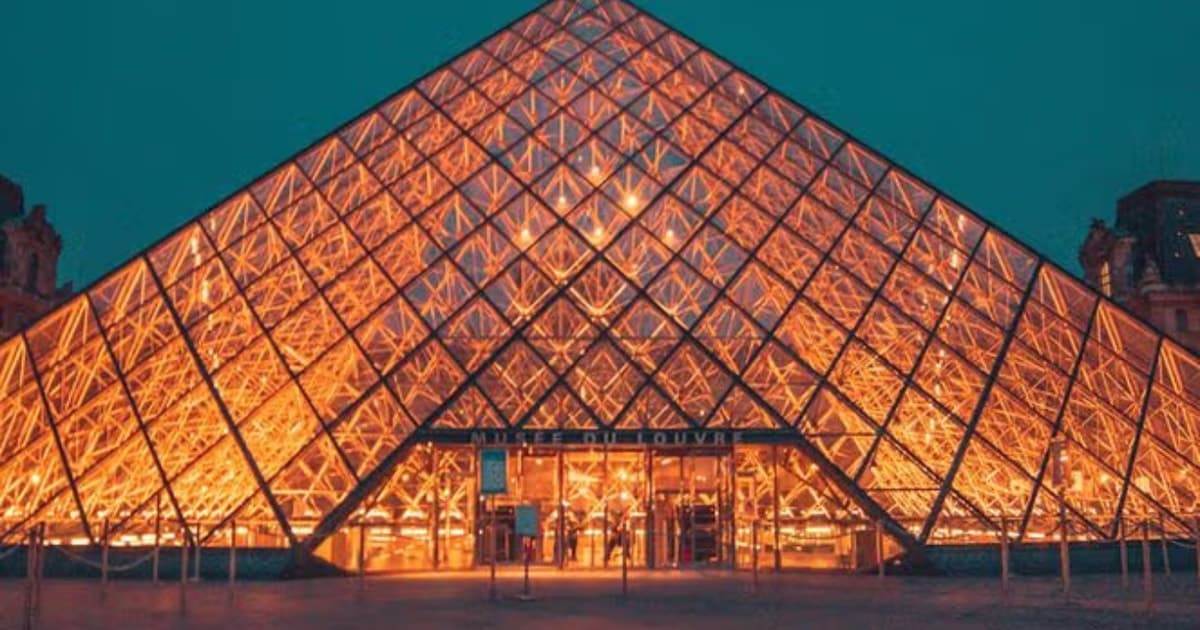 Paris: Louvre Museum Entry & Seine River Cruise with Photos