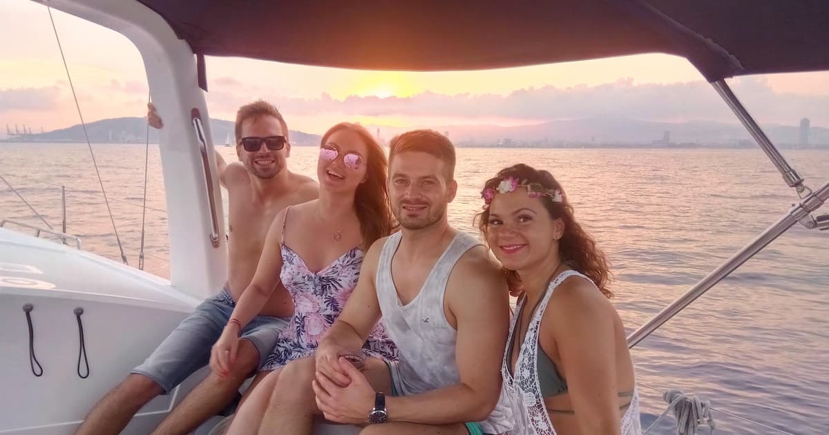 Barcelona: Paseo en velero al atardecer con barra libre y aperitivos