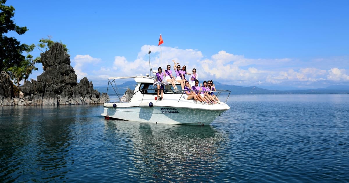 Valencia: aventura en catamarán con parada para nadar