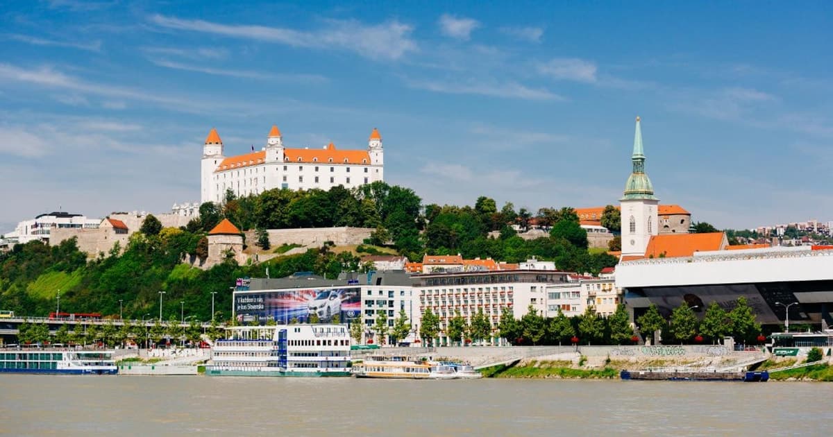 From Vienna: Guided Tour to Bratislava with Speed Boat Ride