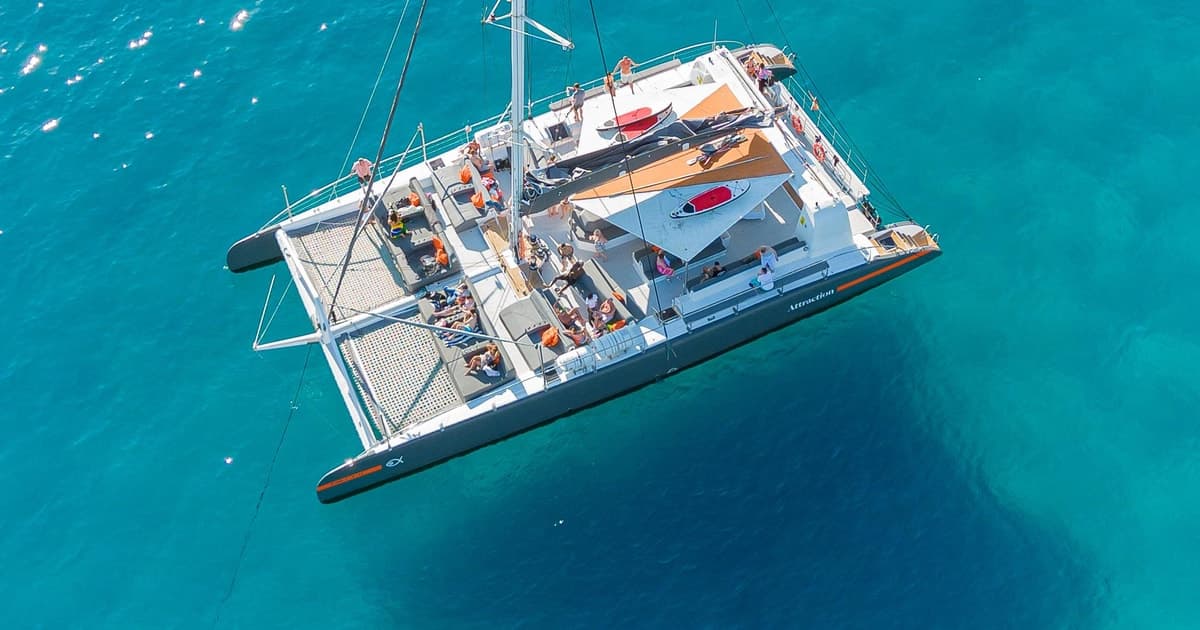 Mallorca: tour en catamarán de lujo con comida y DJ