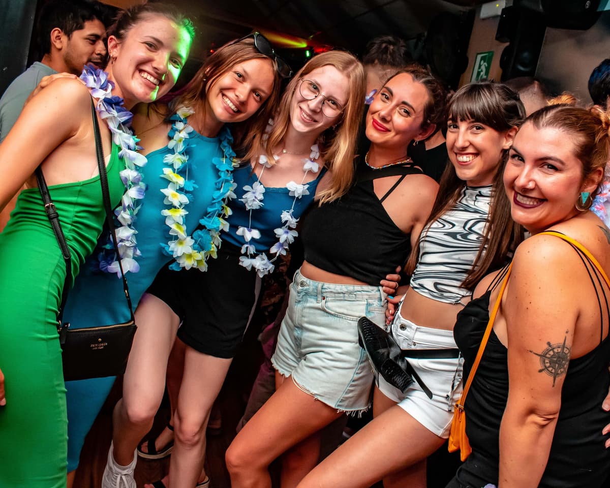 Madrid:Tour guiado a pie, despedida de solteros/as con bebida y espectáculo