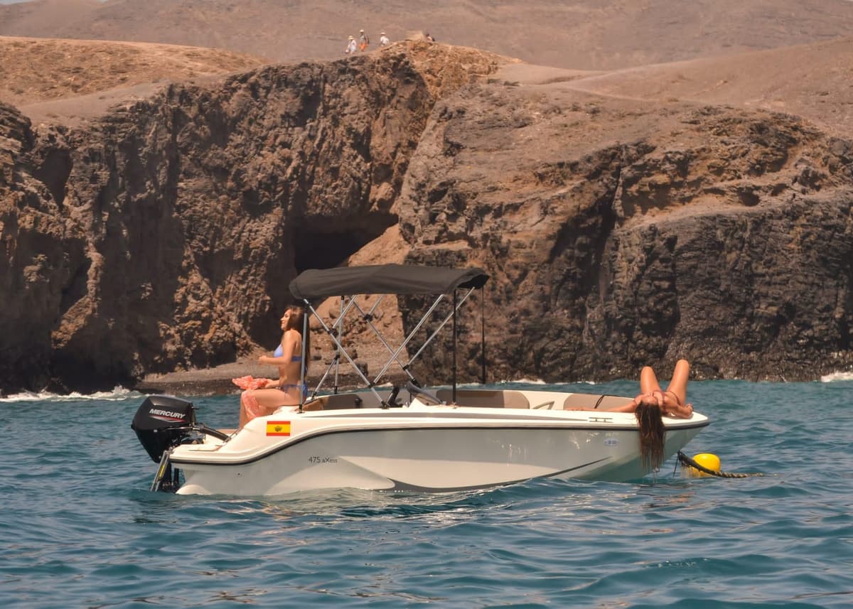Playas de papagayo: alquiler de barco sin licencia.