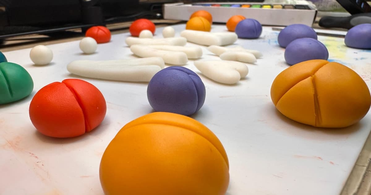 Cold porcelain modeling workshop with wine and tapas in Barcelona