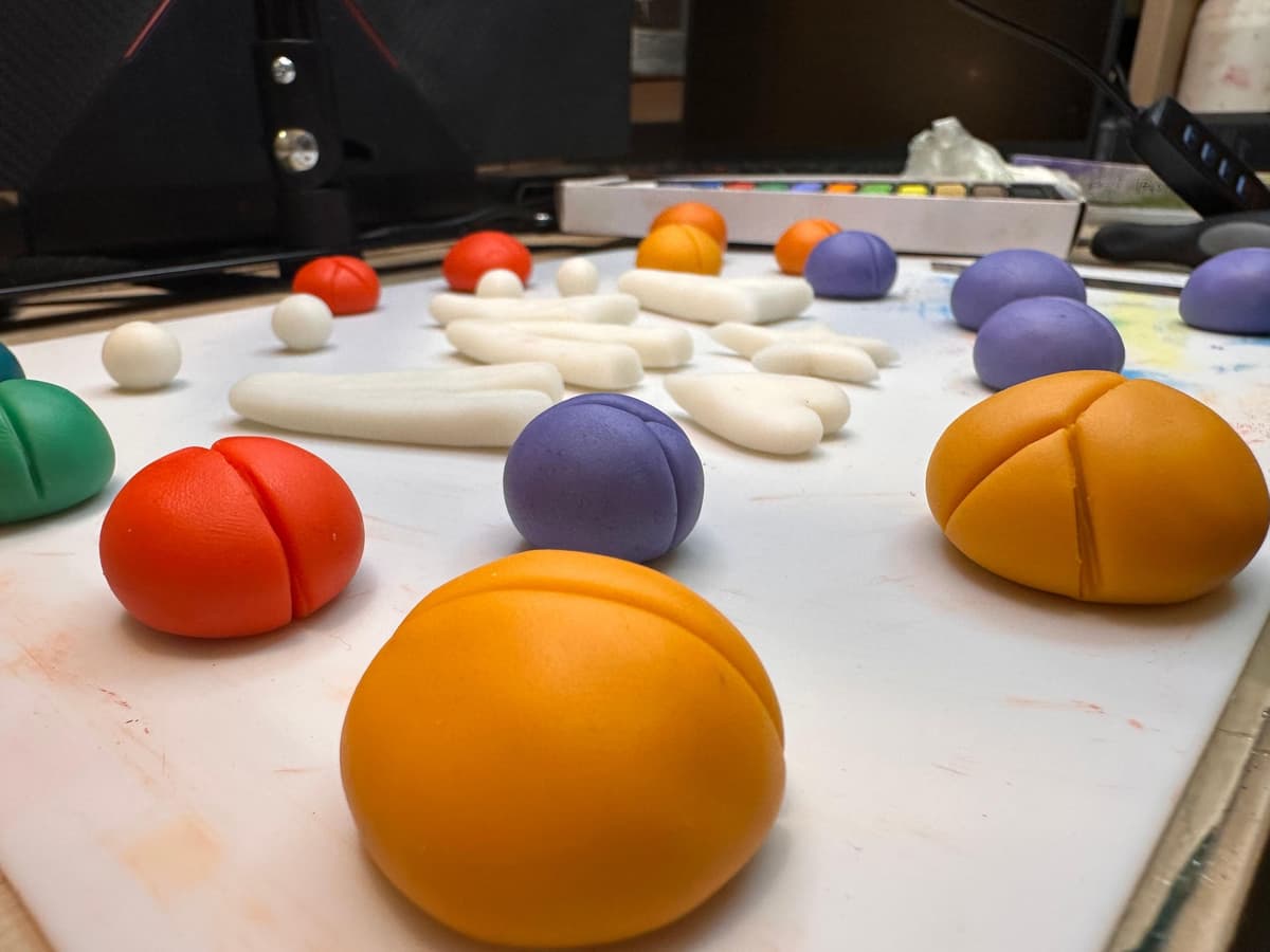 taller de modelado en porcelana fría con vino y tapas en barcelona