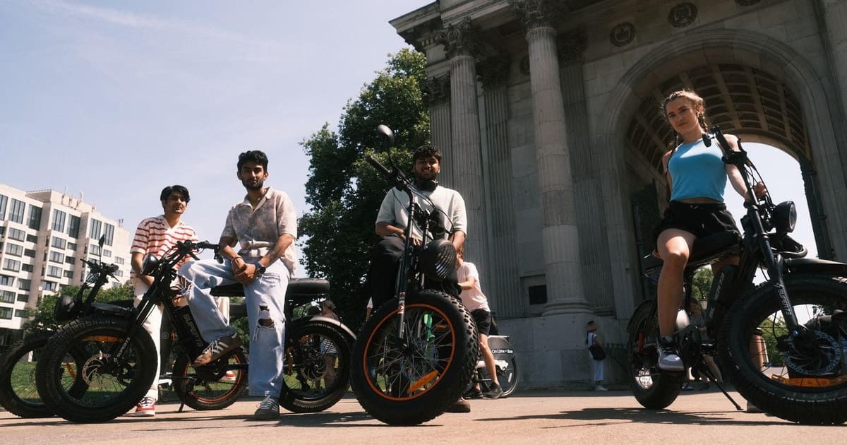 London eBike Tour with Real Artefacts - 3hr Small Group Tour