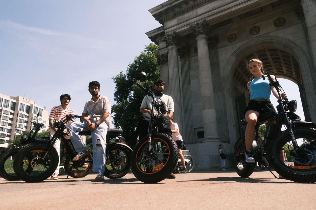London eBike Tour with Real Artefacts - 3hr Small Group Tour