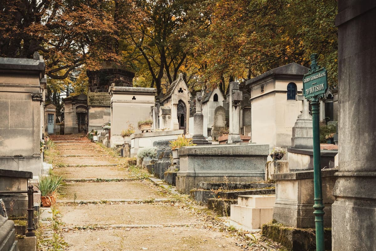Paris: Père Lachaise Cemetery - History, Icons & Wine Apéro