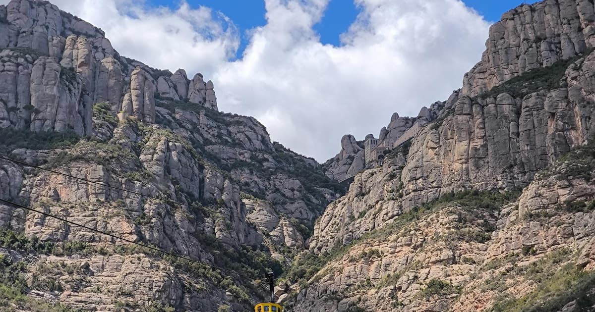 Desde Barcelona: Montserrat en tren, teleférico y cremallera