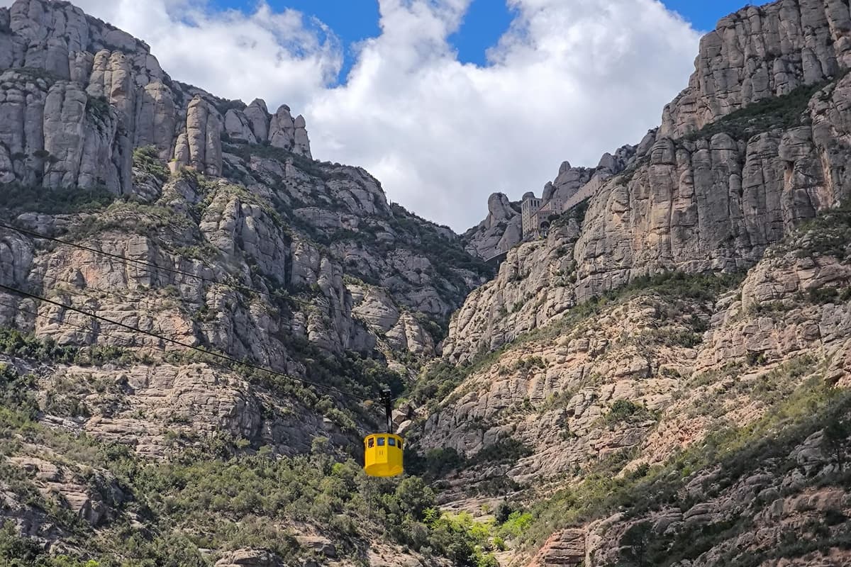 Desde Barcelona: Montserrat en tren, teleférico y cremallera