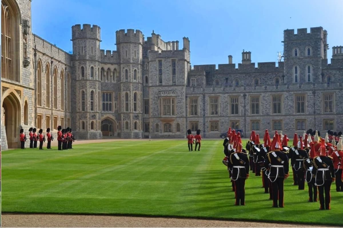 London: Windsor Castle & Tower of London Tour with Tickets