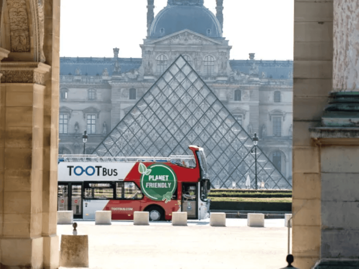 Paris: Louvre Museum Access with Host and Hop-On Hop-Off Bus