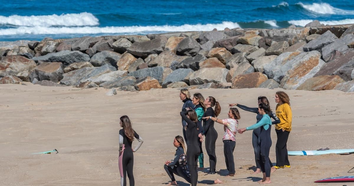 Porto, aulas de surf para mulheres com equipamento incluido