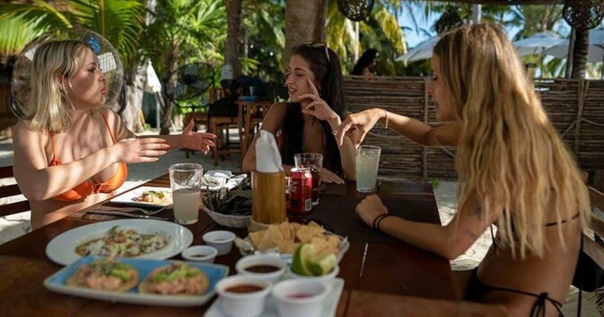 Cancún: fiesta en catamarán, barra libre y DJ en club de playa solo para adultos