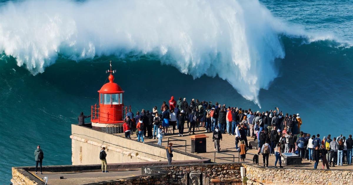 From Lisbon: Nazaré Giant Waves & Medieval Óbidos Day Trip