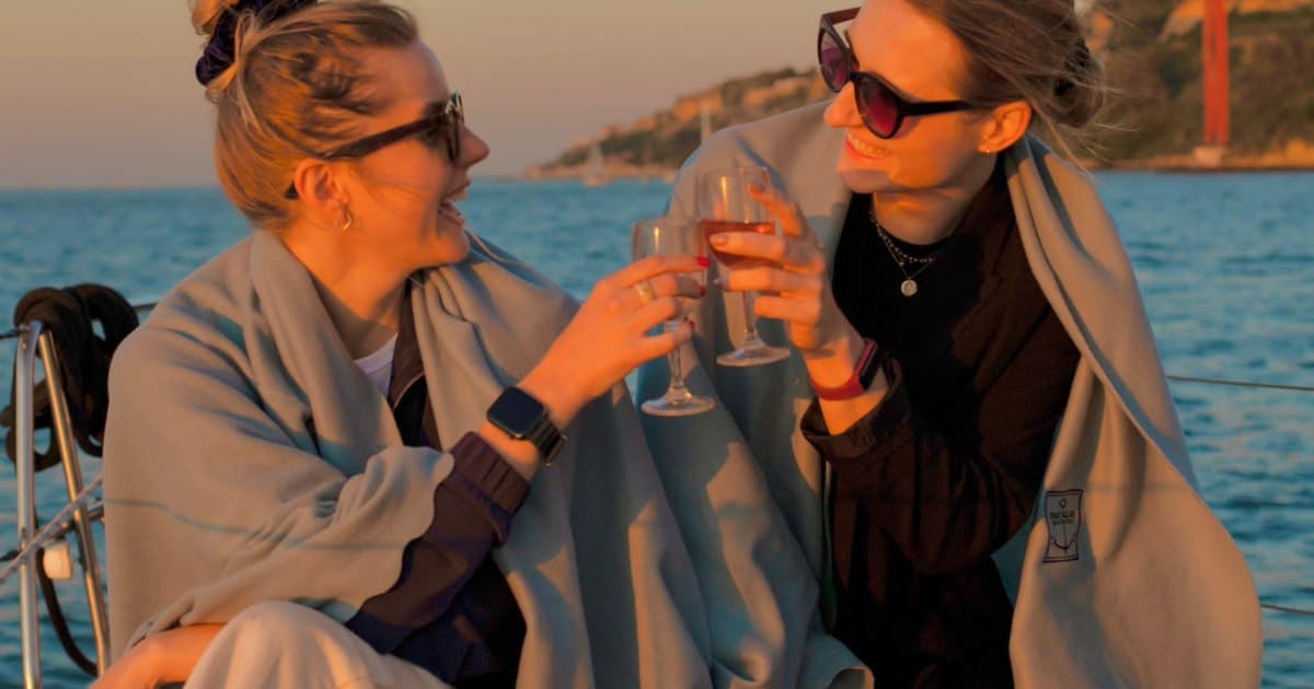 Lisbon: 2H Sunset and Day Boat Cruise Tour with Drinks