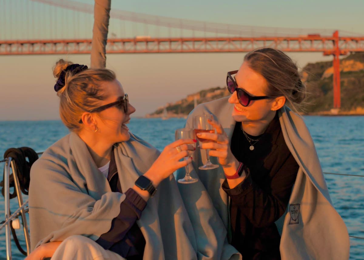 Lisbon: 2H Sunset and Day Boat Cruise Tour with Drinks