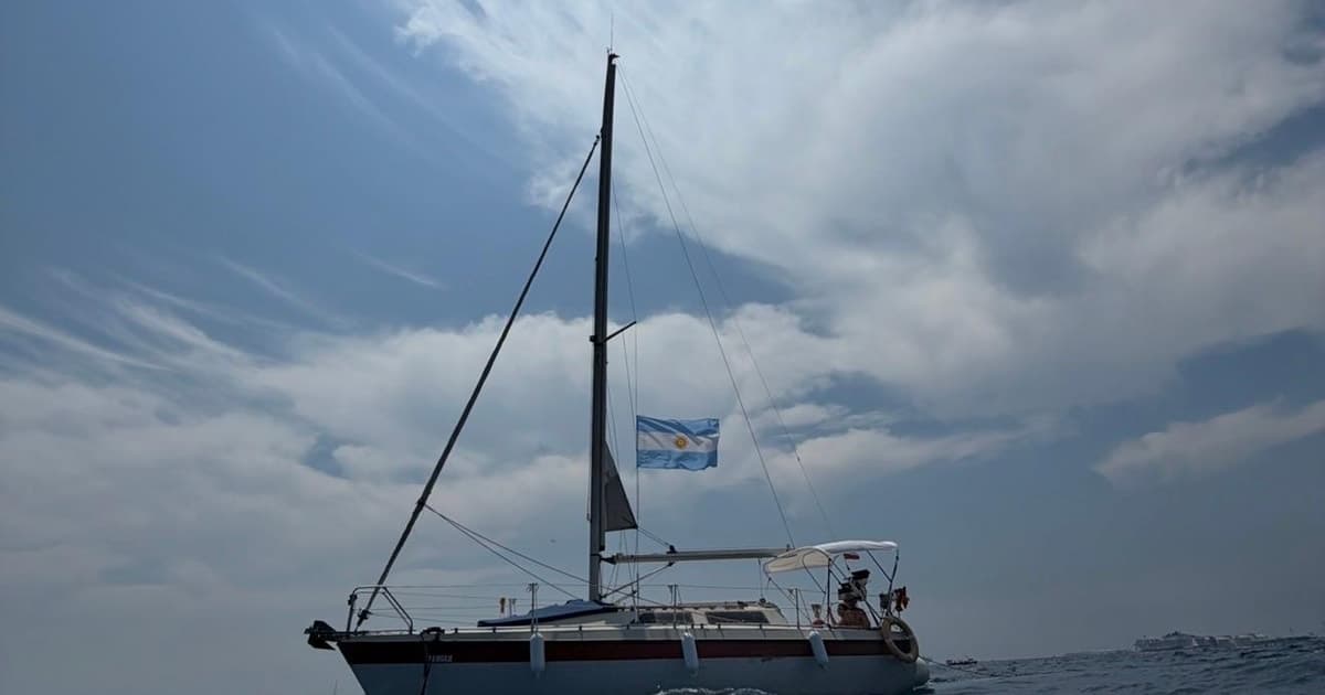 Barcelona: paseo en velero con barbacoa argentina y parada para nadar