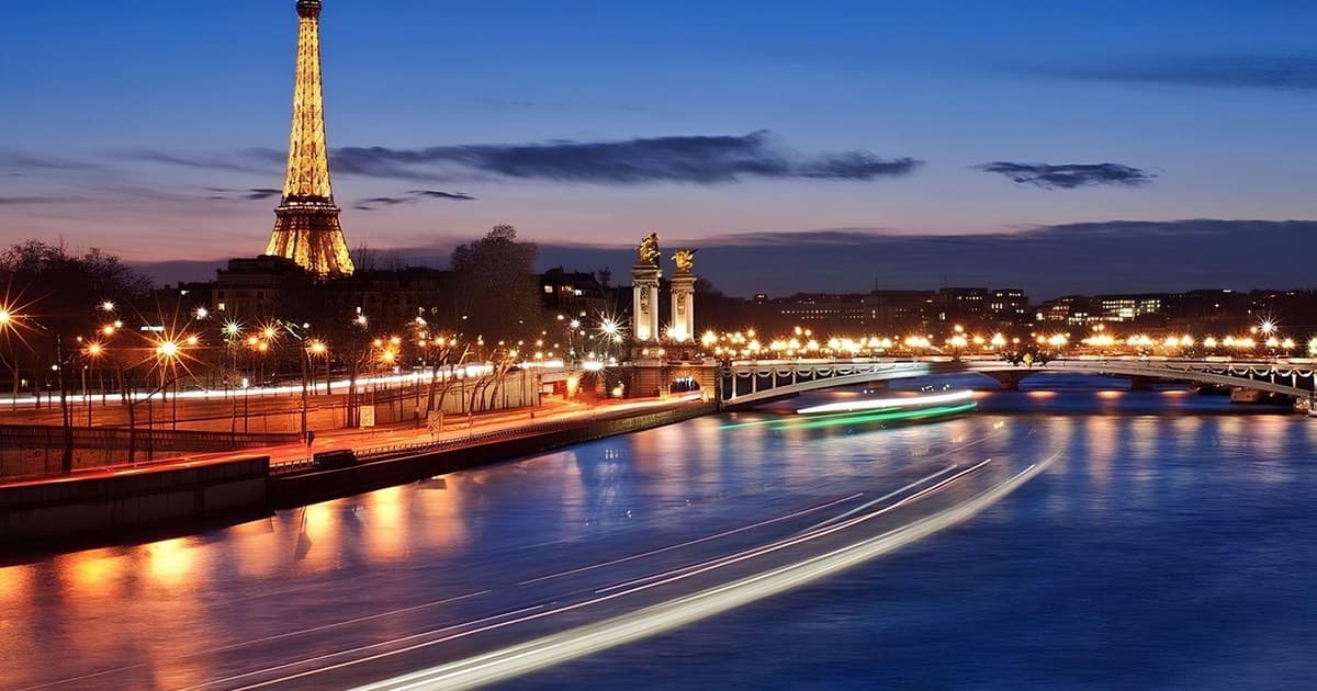 Paris: Eiffel Tower Summit, Trocadéro Walk & Aquarium Entry