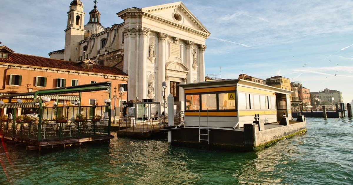 Colors and Traditions: 5.5-Hour Murano and Burano Tour