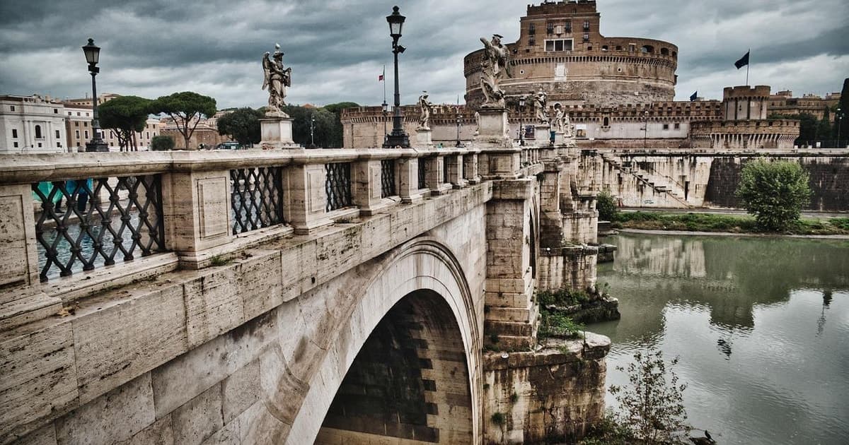Entrada a la basílica de San Pedro y al castillo de Sant'Angelo