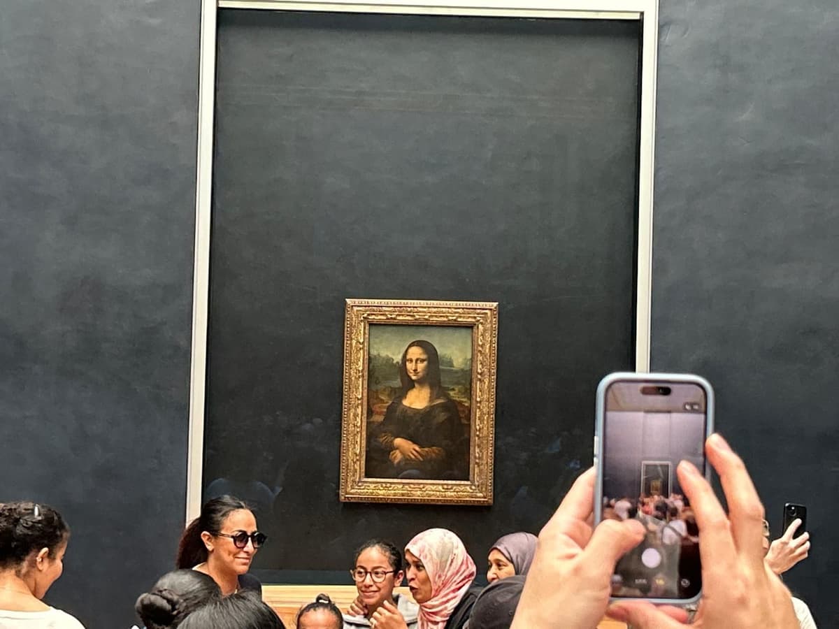 Tour guiado semiprivado por el Louvre + ticket para crucero por el río Sena