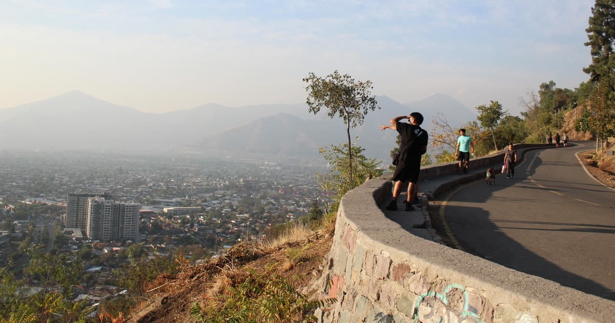 Santiago: ruta de senderismo al atardecer por un sendero oculto del cerro San Cristóbal