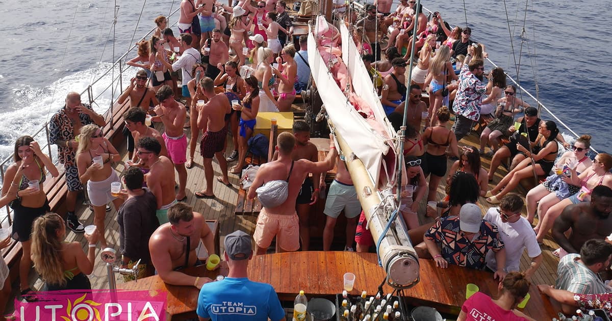 Tenerife: Fiesta en barco con barra libre y DJ