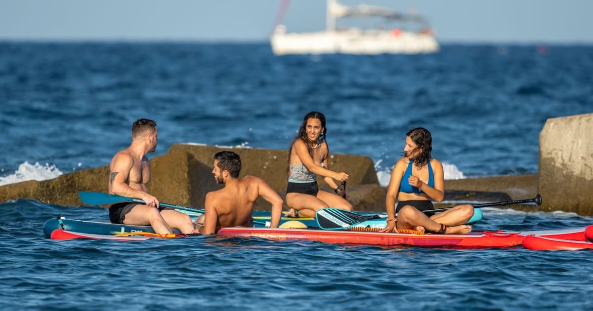 Barcelona: Alquiler de paddle surf en la playa de la Barceloneta (75 min)