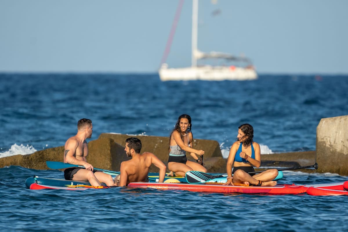 Barcelona: Alquiler de paddle surf en la playa de la Barceloneta (75 min)