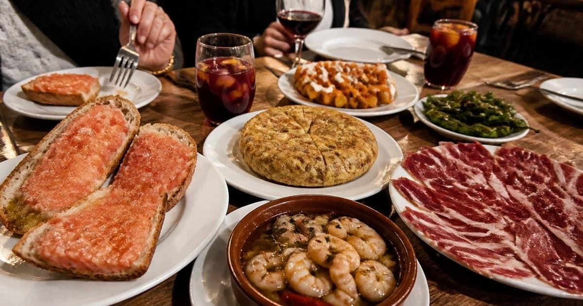 Barcelona: cena de tapas y espectáculo de flamenco con anfitrión local