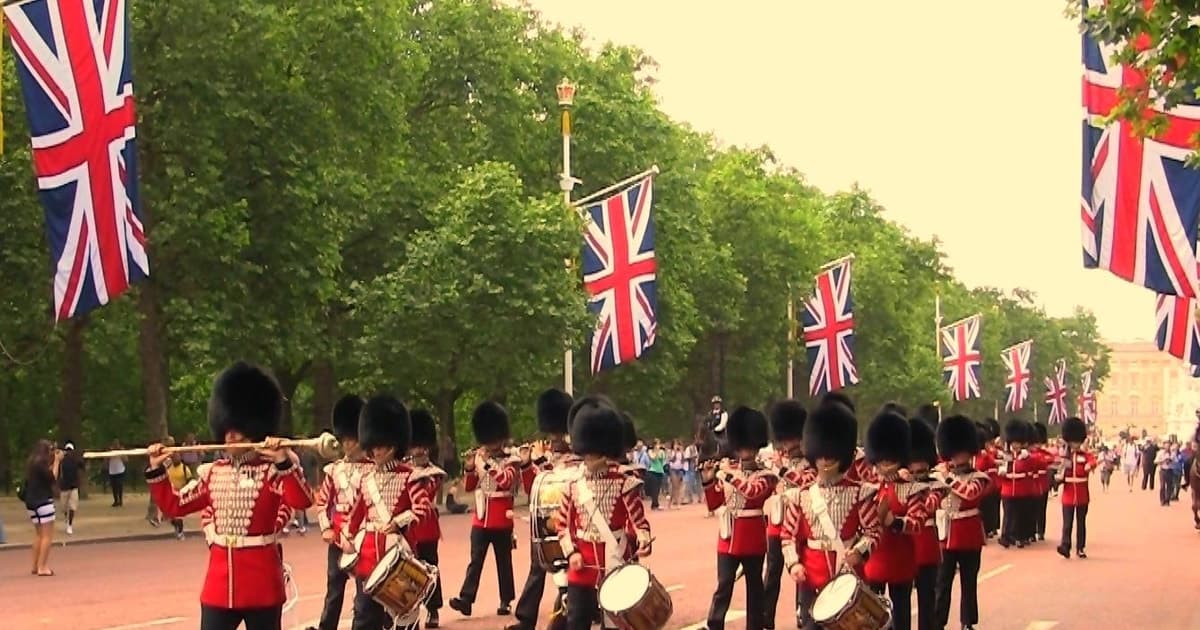 London: Changing of the Guard Guided Tour Experience