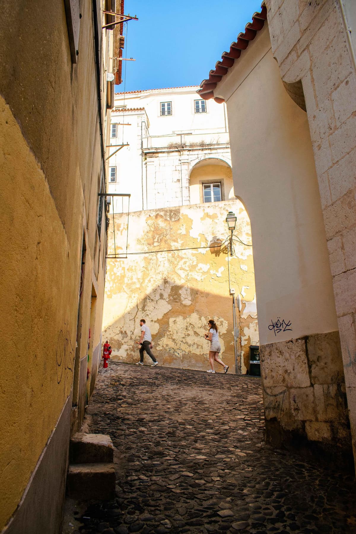 Lisbon: Alfama, Mouraria Walking Tour with Fado Night, Tapas