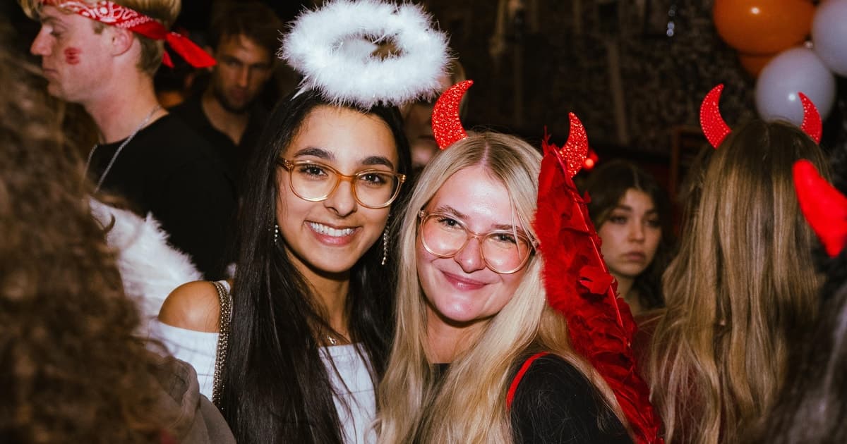 Halloween Pub Crawl 4 bars + 1 club, Scary Games & 7 Drinks