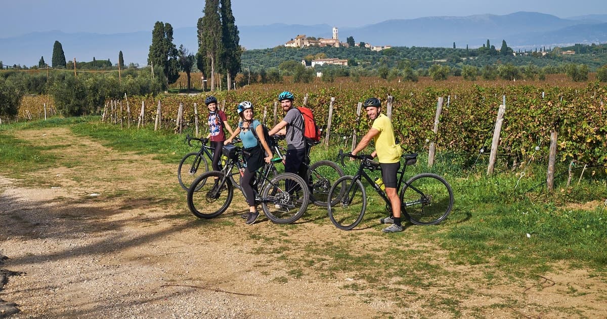 Florence: Chianti Hills Bike Tour with Farm Lunch & Wine