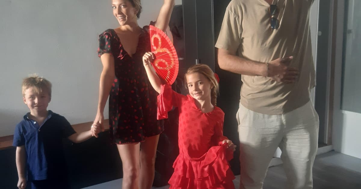 Seville: Private Flamenco Dance Class with María la Serrana