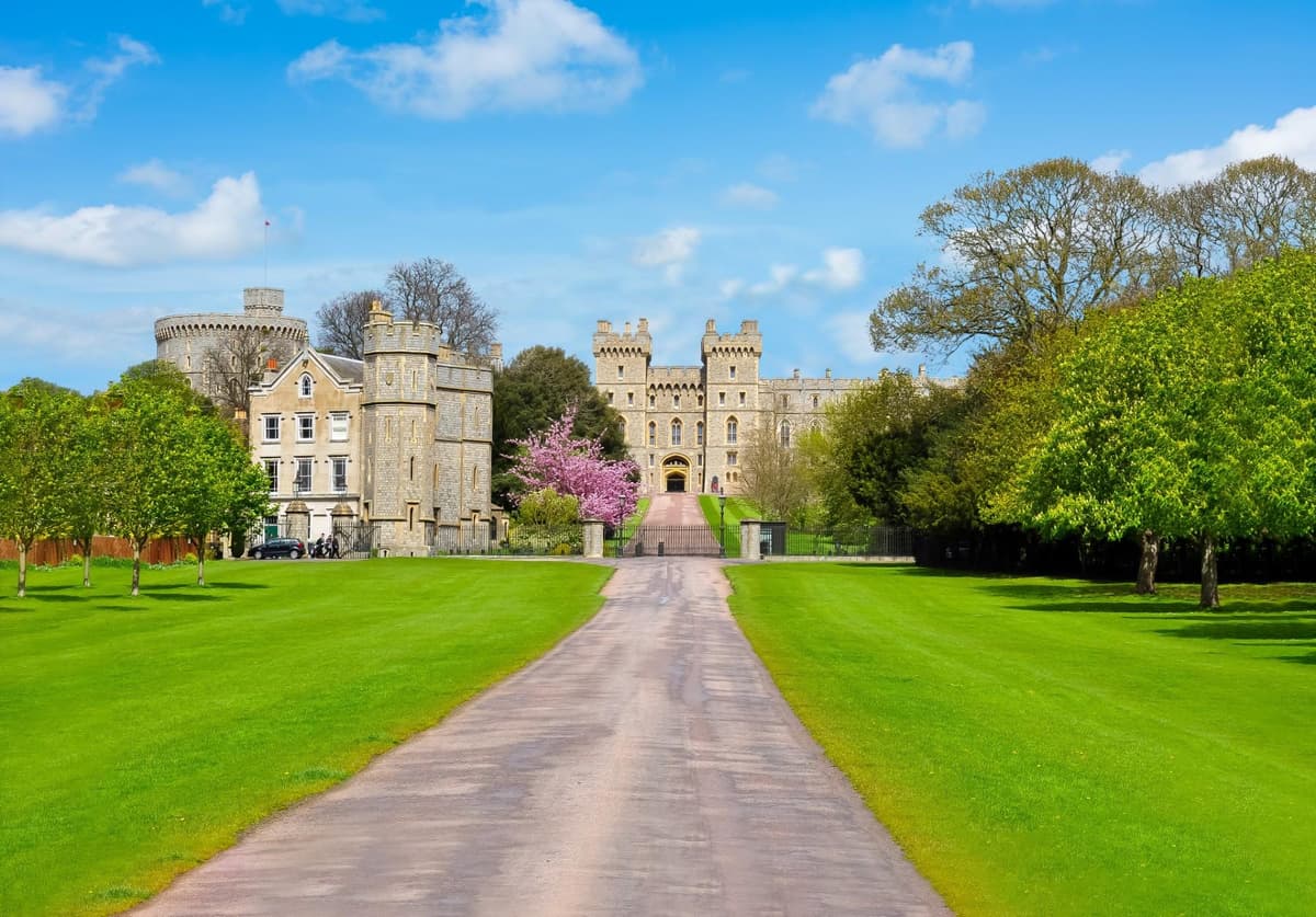 London: Windsor, Stonehenge, Bath, and Roman Baths Day Trip