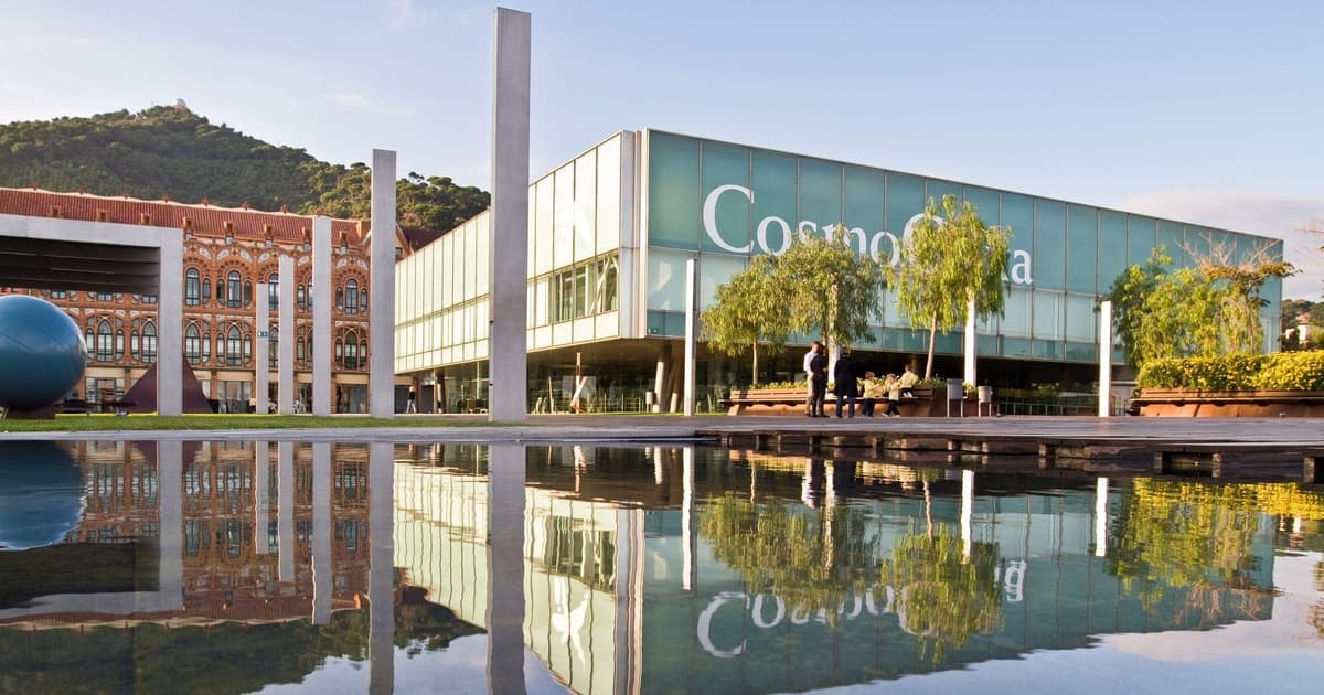 Barcelona: Hidden Garden & CosmoCaixa Science Museum Tour