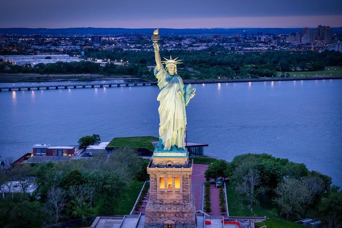 New York: Private Scenic Helicopter Charter with Champagne