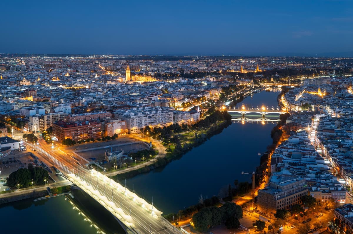 Seville at Night: Sightseeing Tour of the Historic District and Historic Neighborhoods