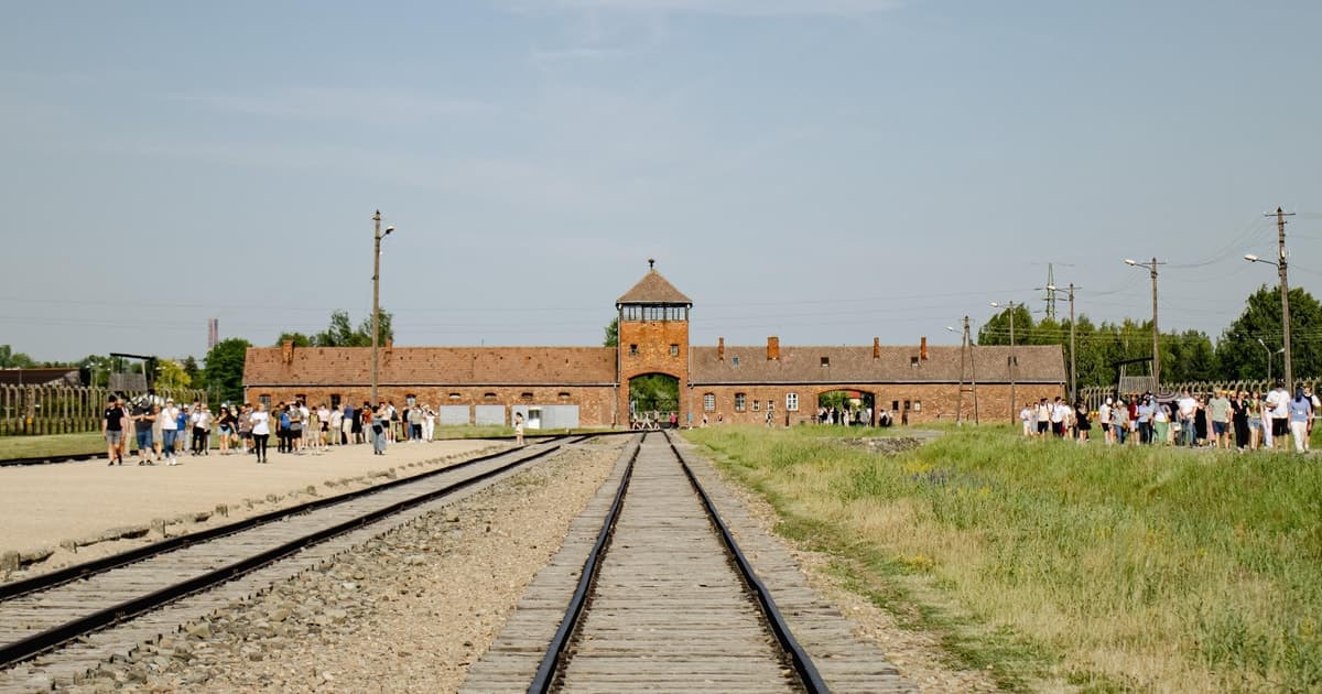Krakow: Auschwitz-Birkenau Self-Guided Tour & Transfer