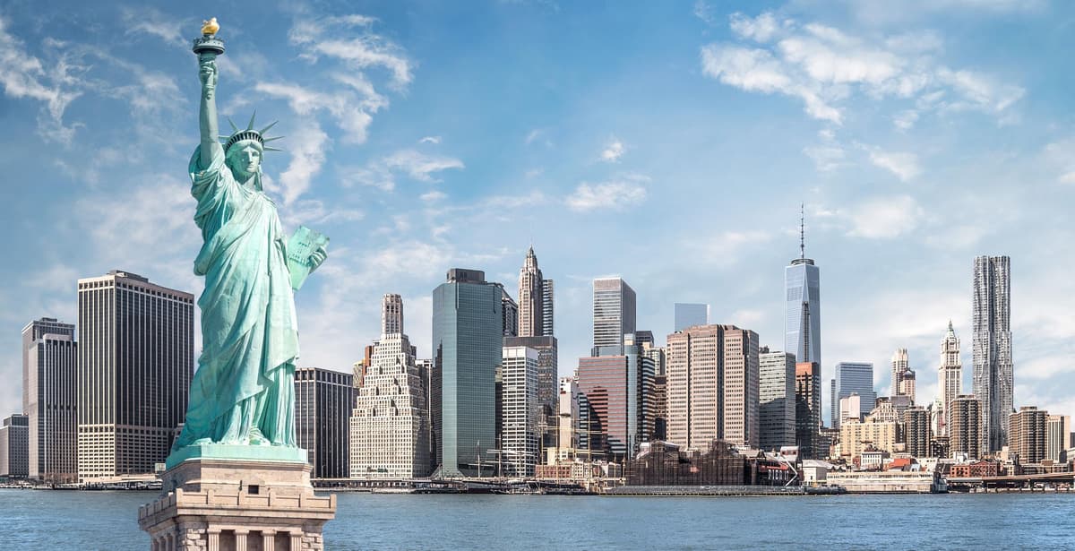 NYC: Ellis Island Private Tour with Liberty Island Access