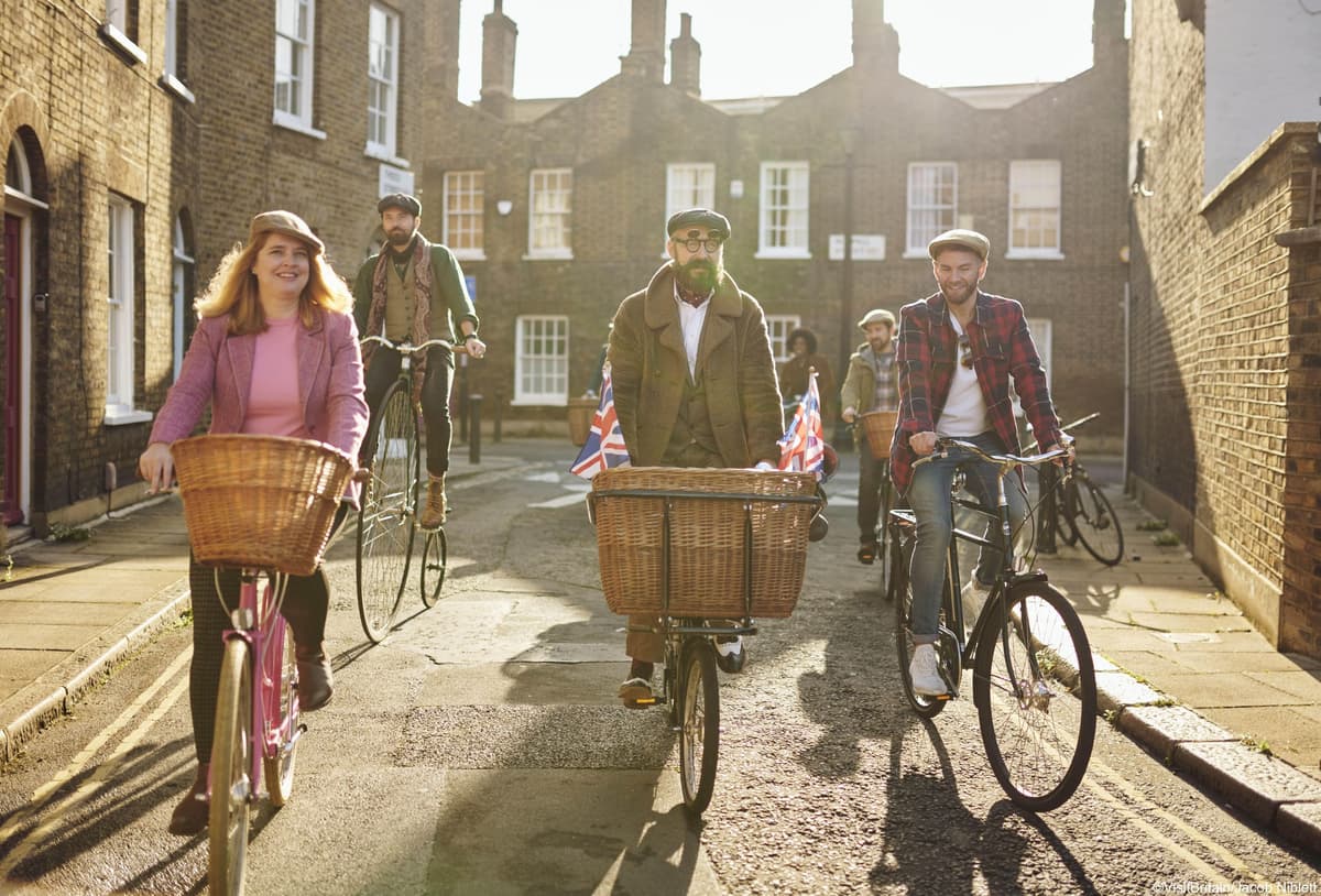Gin Safari: Boozy London History on Two Wheels
